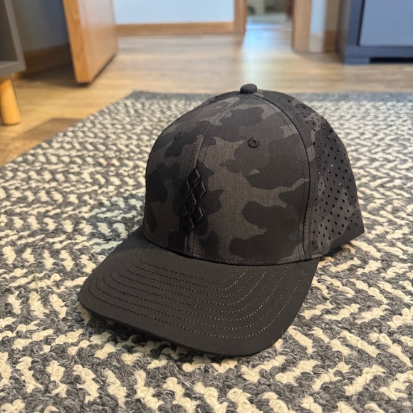 7 Diamonds Performance Cap in Charcoal Camo - Picture 1 of 3